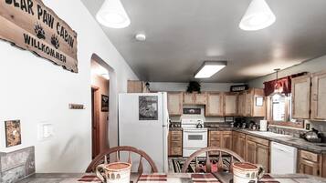 Cabin, 2 Bedrooms | Makan dalam bilik