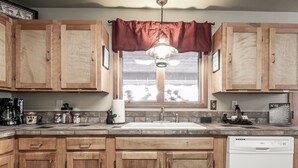 Cabin, 2 Bedrooms | Private kitchen