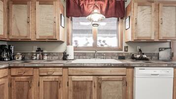 Cabin, 2 Bedrooms | Dapur peribadi | Pembancuh kopi/teh