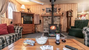 Cabin, 2 Bedrooms | Living area