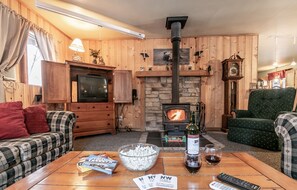 Cabin, 2 Bedrooms | Living area | 32-inch TV with digital channels - Bear Paw (Leavenworth)