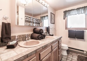 Cabin, 2 Bedrooms | Bathroom | Towels