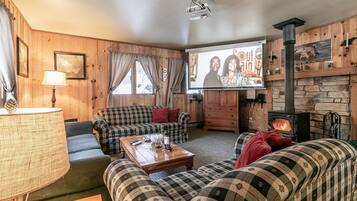 Cabin, 2 Bedrooms | Ruang tamu | 32 inci televisyen dengan digital