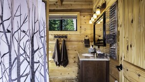 Cabaña, 2 habitaciones | Baño | Ducha y bañera combinadas y toallas