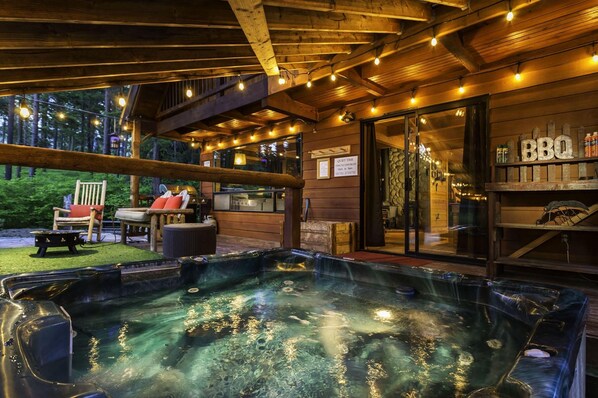 Outdoor spa tub - Thyme Out (Leavenworth)