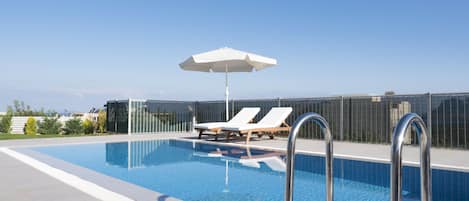 2 outdoor pools, pool loungers