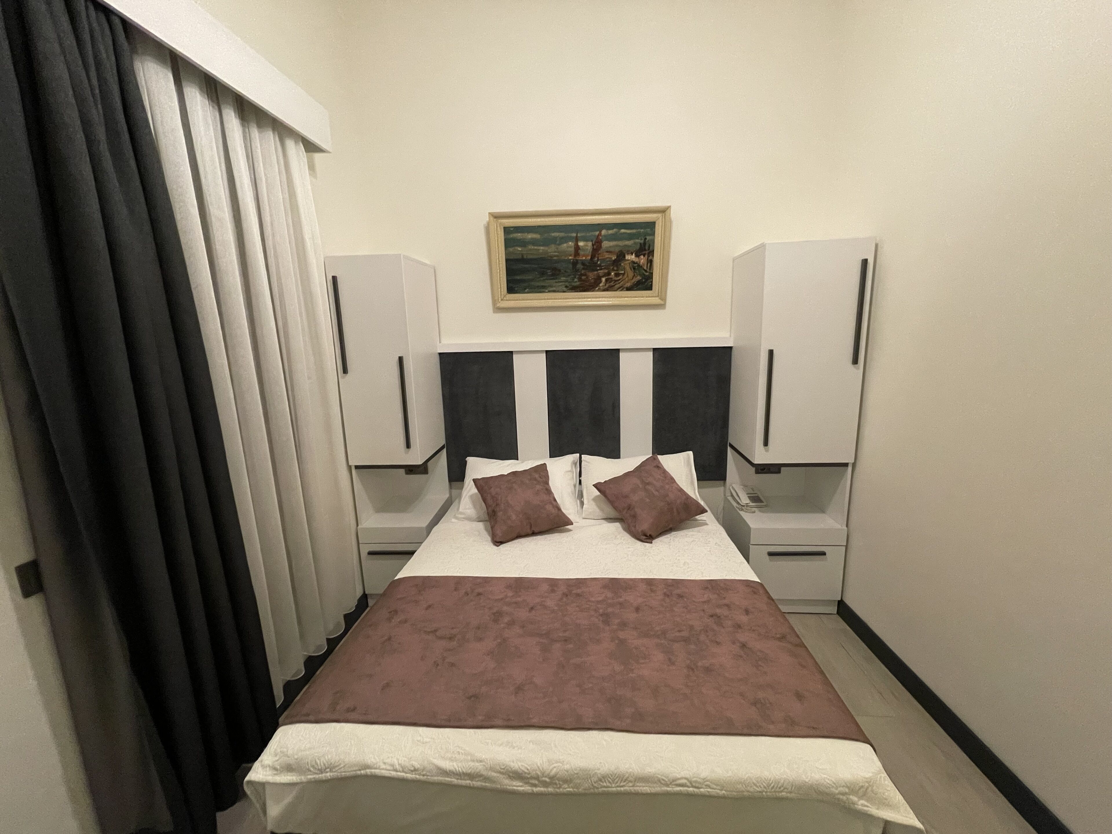 standard double or twin room, 1 bedroom, non smoking, city view | minibar, in-room safe, free wifi, bed sheets