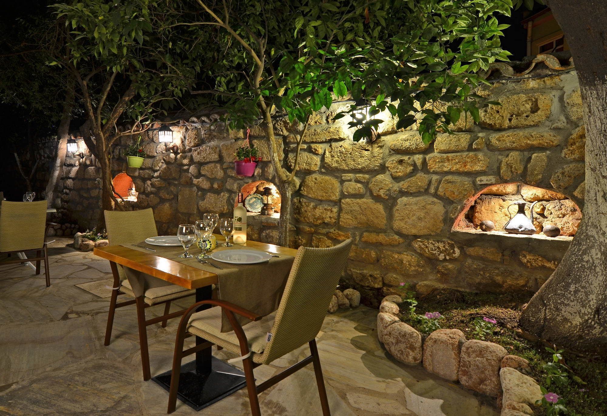 breakfast, lunch and dinner served