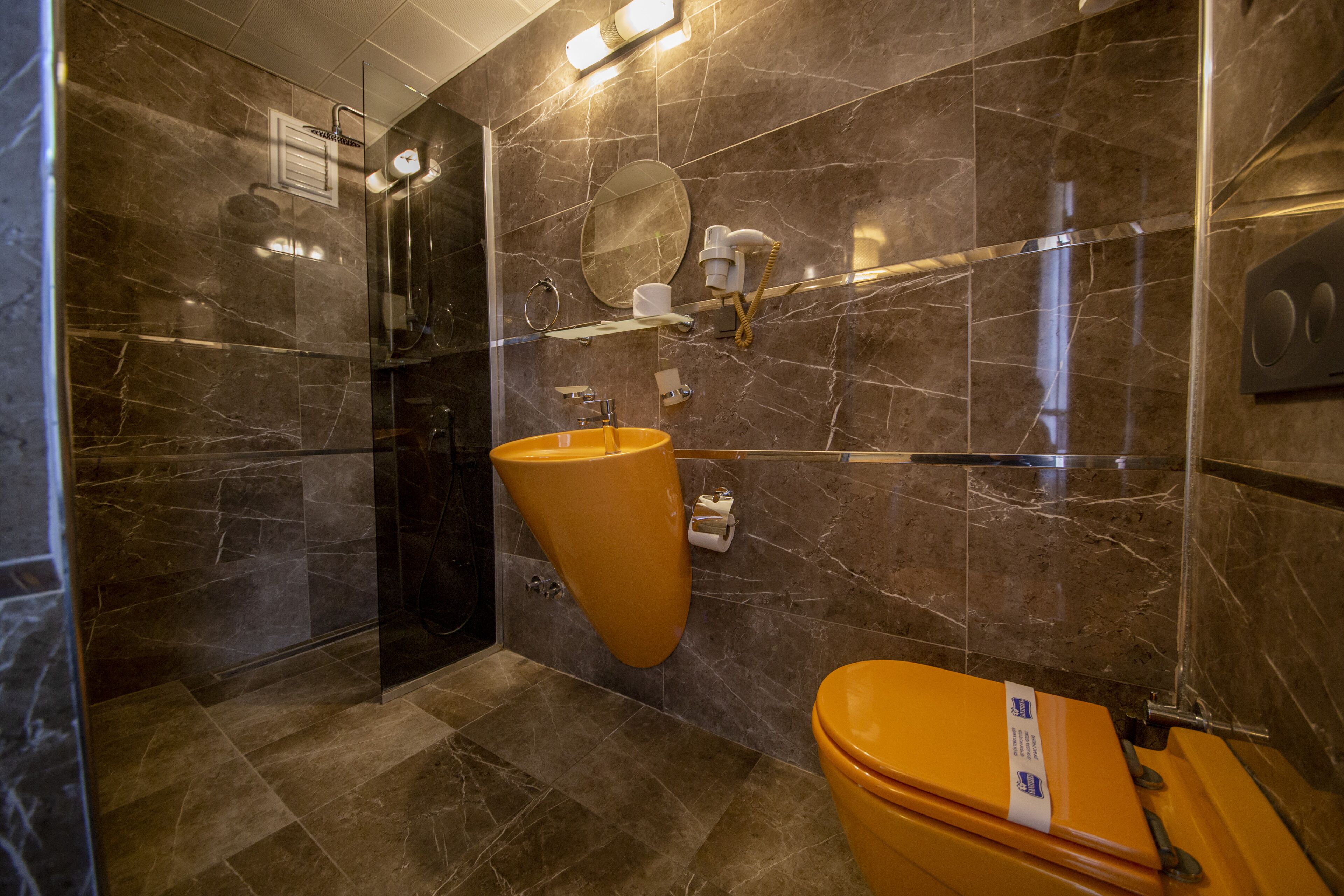 standard double or twin room, 1 bedroom, non smoking, city view | bathroom | shower, rainfall showerhead, free toiletries, hair dryer