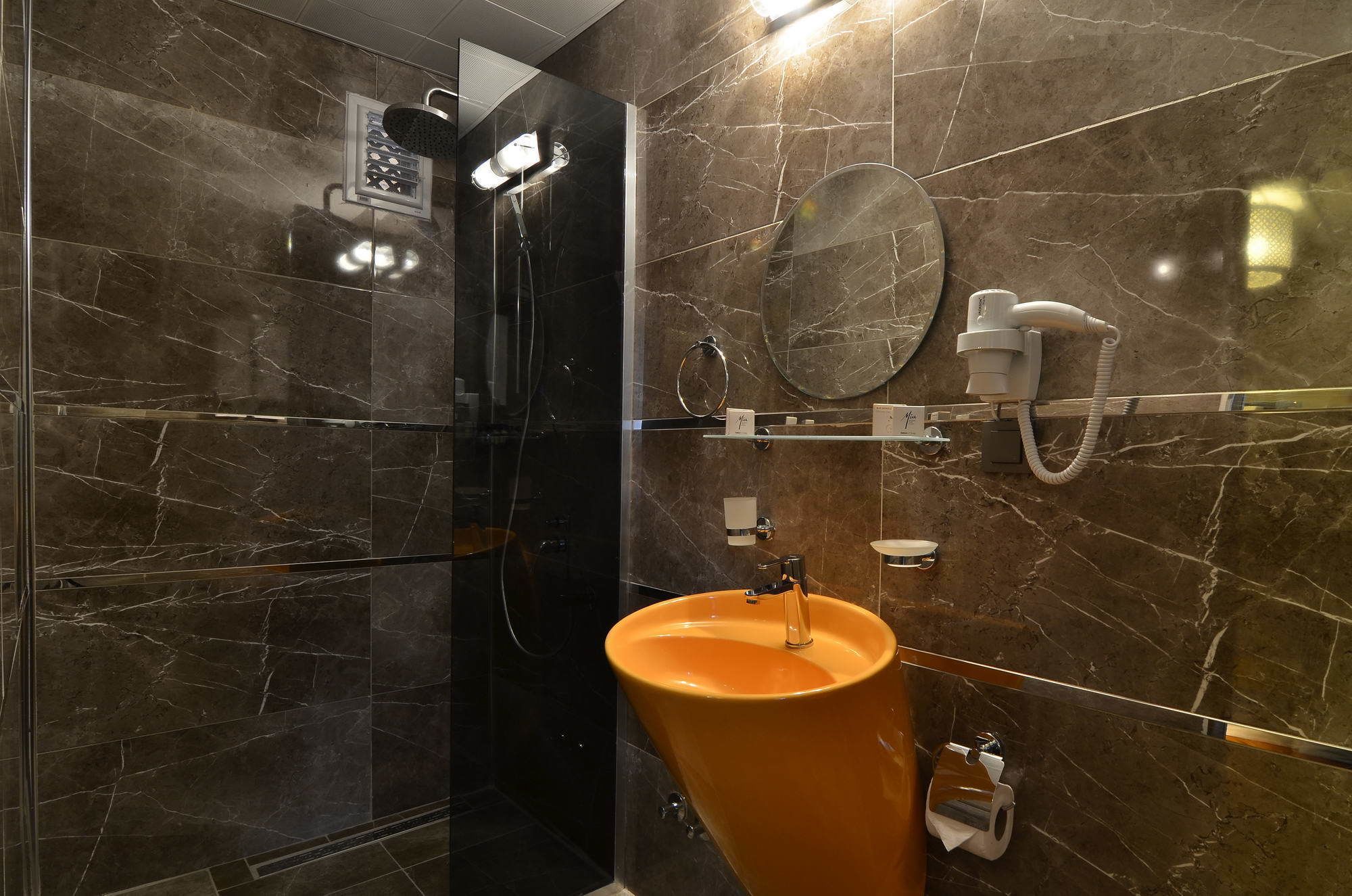 standard double room, 1 double bed, non smoking, city view | bathroom | shower, rainfall showerhead, free toiletries, hair dryer