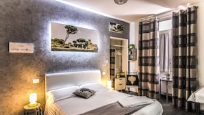 Double Room | Premium bedding, desk, iron/ironing board (on request) - Caroline Rooms Rome (Rome)