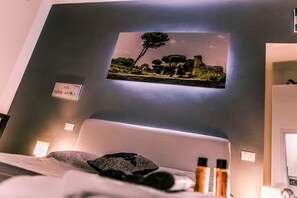 Double Room | Room amenity - Caroline Rooms Rome (Rome)