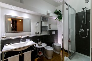 Dobbeltrom | Bad | Dusj, toalettartikler (inkludert), hårføner og tøfler