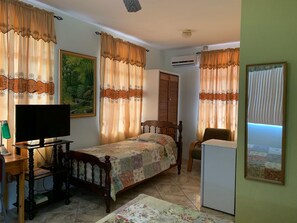 Zimmer, 1 Doppelbett, Kühlschrank | Zimmersafe, Schreibtisch, Bügeleisen/Bügelbrett, kostenloses WLAN