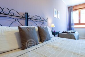 1 bedroom, desk, soundproofing, free cots/infant beds - Marcella House (Cagliari)