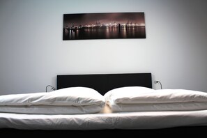 2 bedrooms, premium bedding, minibar, in-room safe
