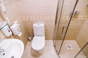 Standard Twin Room | Bathroom amenities | Shower, hair dryer, towels