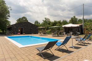 Sæsonbestemt udendørs pool, åben fra kl. 09.00 til kl. 18.00, parasoller