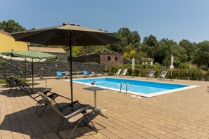 Seasonal outdoor pool, open 9:00 AM to 6:00 PM, pool umbrellas - Viola nel Parco (Mascali)