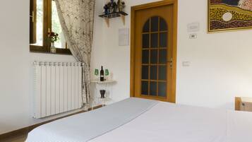 Doppelzimmer, Terrasse | 1 Schlafzimmer, hochwertige Bettwaren, Schreibtisch