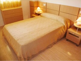 2 bedrooms, bed sheets