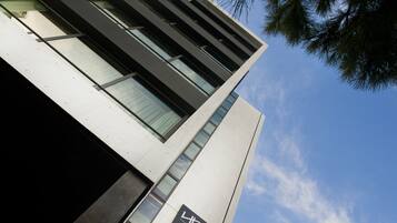 Un edificio moderno con un letrero que dice