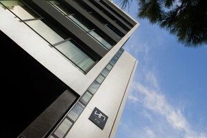 Un edificio moderno con un letrero que dice 