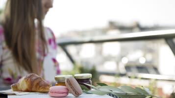 Acropolis Panorama Loft | Outdoor dining