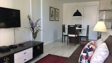 Apartamento, 2 quartos, vista para o mar | Sala de estar | TV