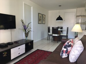 Apartamento, 2 quartos, vista para o mar | Sala de estar | TV