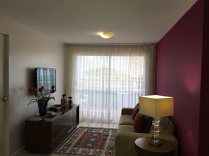 Apartamento, 2 quartos, vista para o oceano | Sala de estar | TV