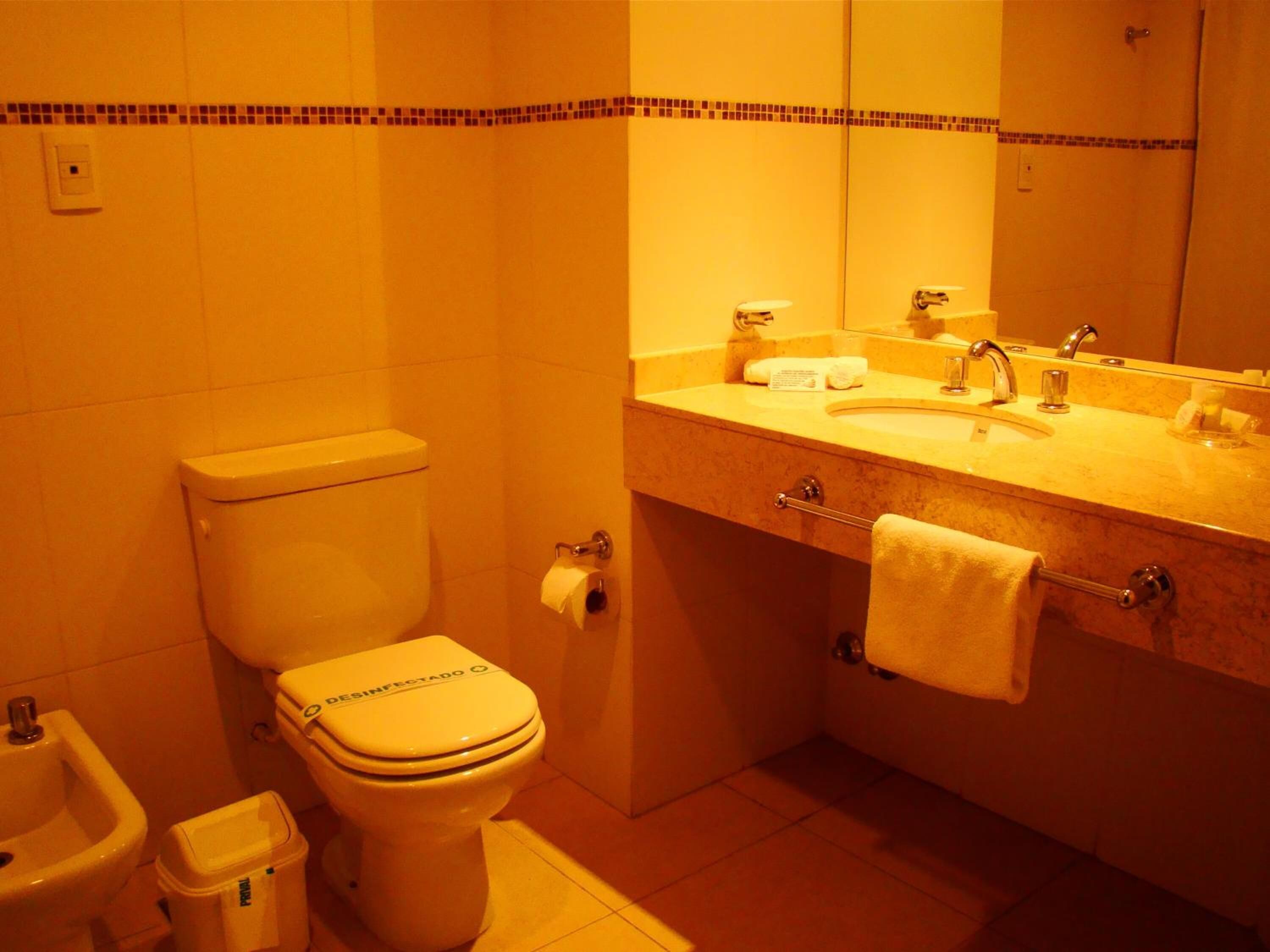 combined shower/bathtub, rainfall showerhead, free toiletries