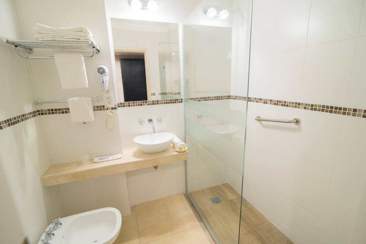 combined shower/bathtub, rainfall showerhead, free toiletries