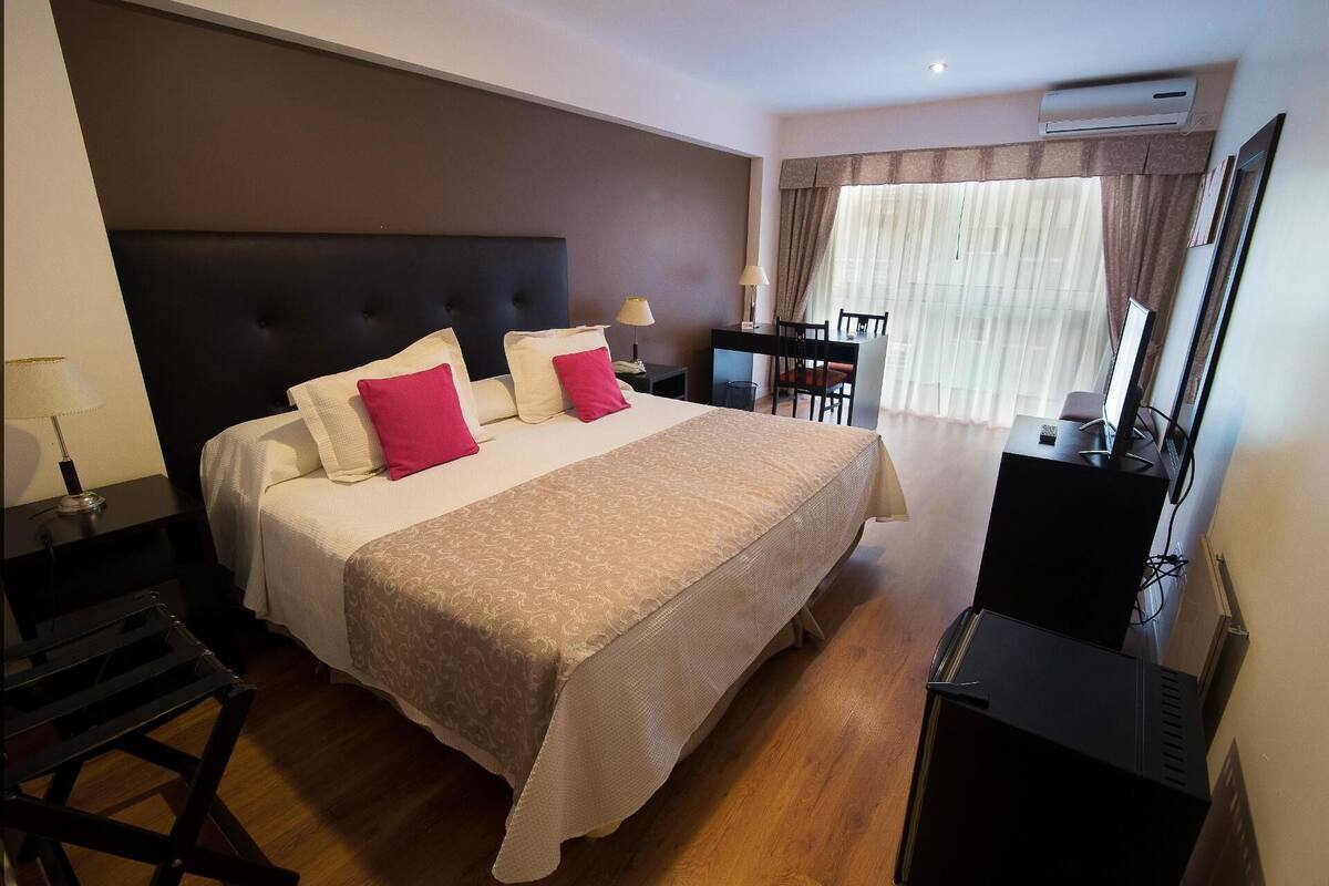 Ropa de cama de alta calidad y minibar