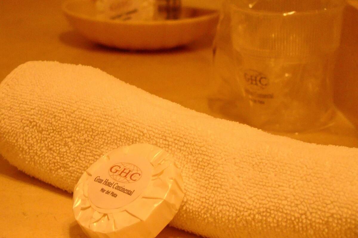 combined shower/bathtub, rainfall showerhead, free toiletries