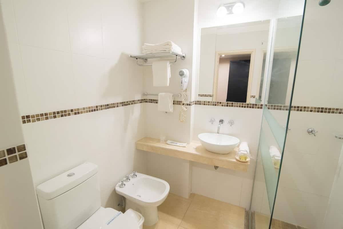 combined shower/bathtub, rainfall showerhead, free toiletries