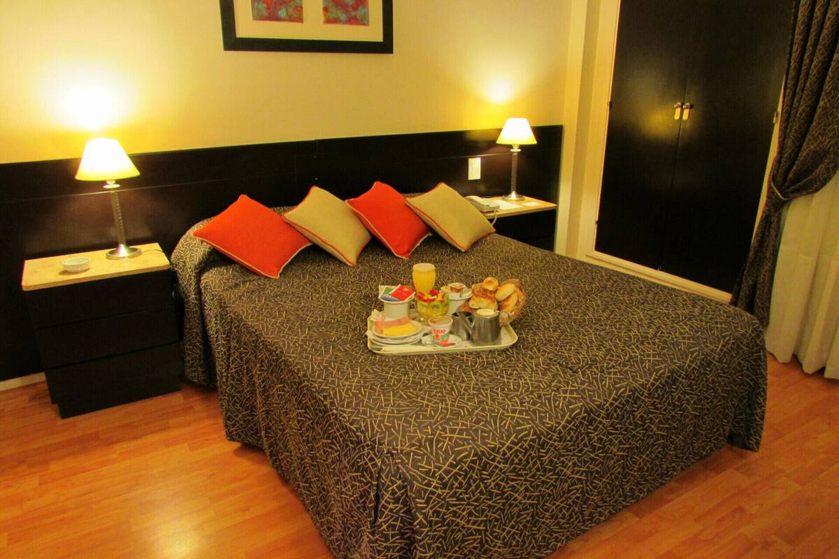 Ropa de cama de alta calidad y minibar