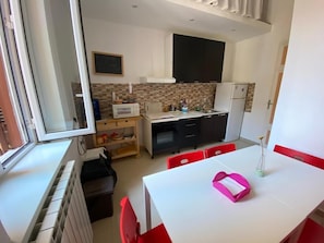 冰箱、微波炉（如有要求）、炉灶、茶具/咖啡用具