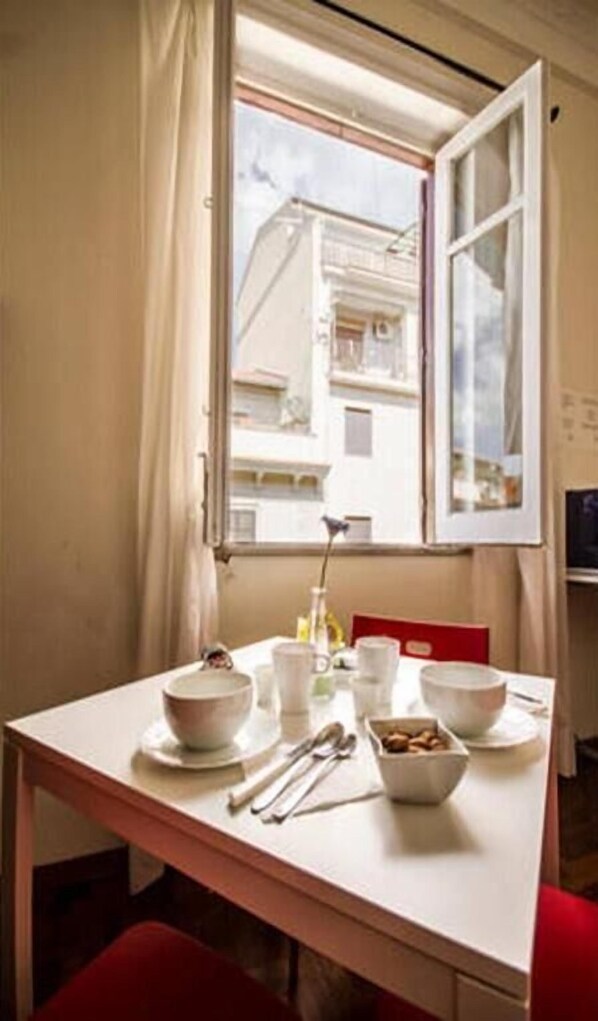 Kühlschrank, Mikrowelle, Herdplatte, Wasserkocher mit Kaffee-/Teezubehör