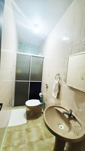 Habitación familiar | Baño | Ducha y toallas