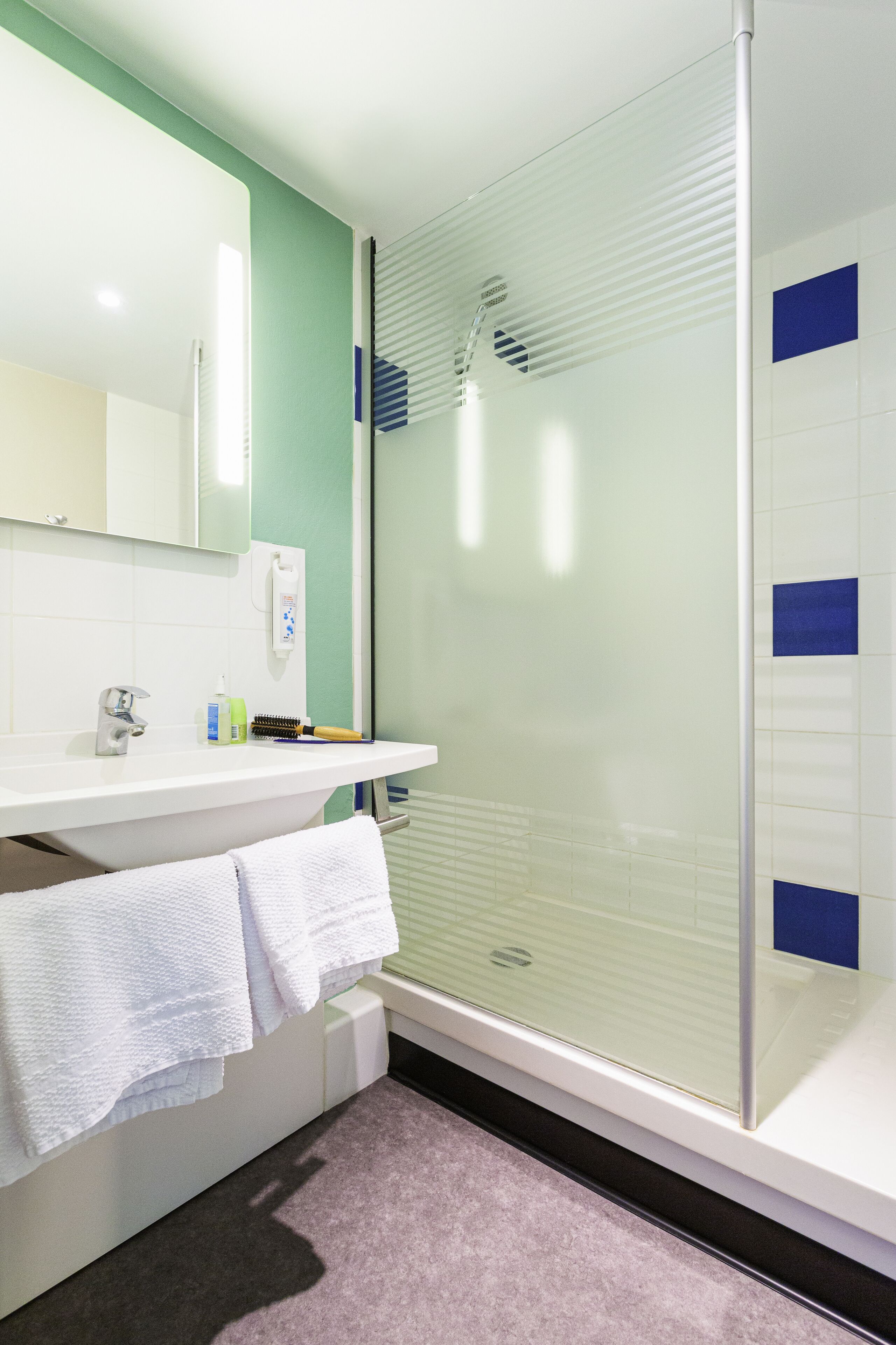 Shower, eco-friendly toiletries, towels