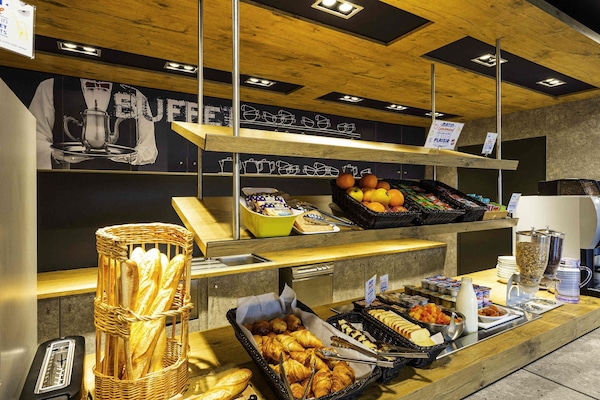 Buffet breakfast for a fee on weekends