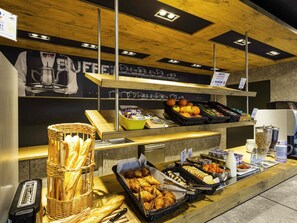 Buffet breakfast for a fee on weekends - ibis budget Angoulême Nord (Champniers)