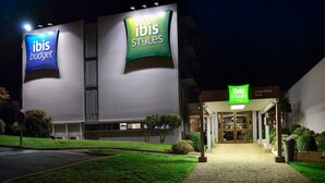 Un edificio con señalización que indica 