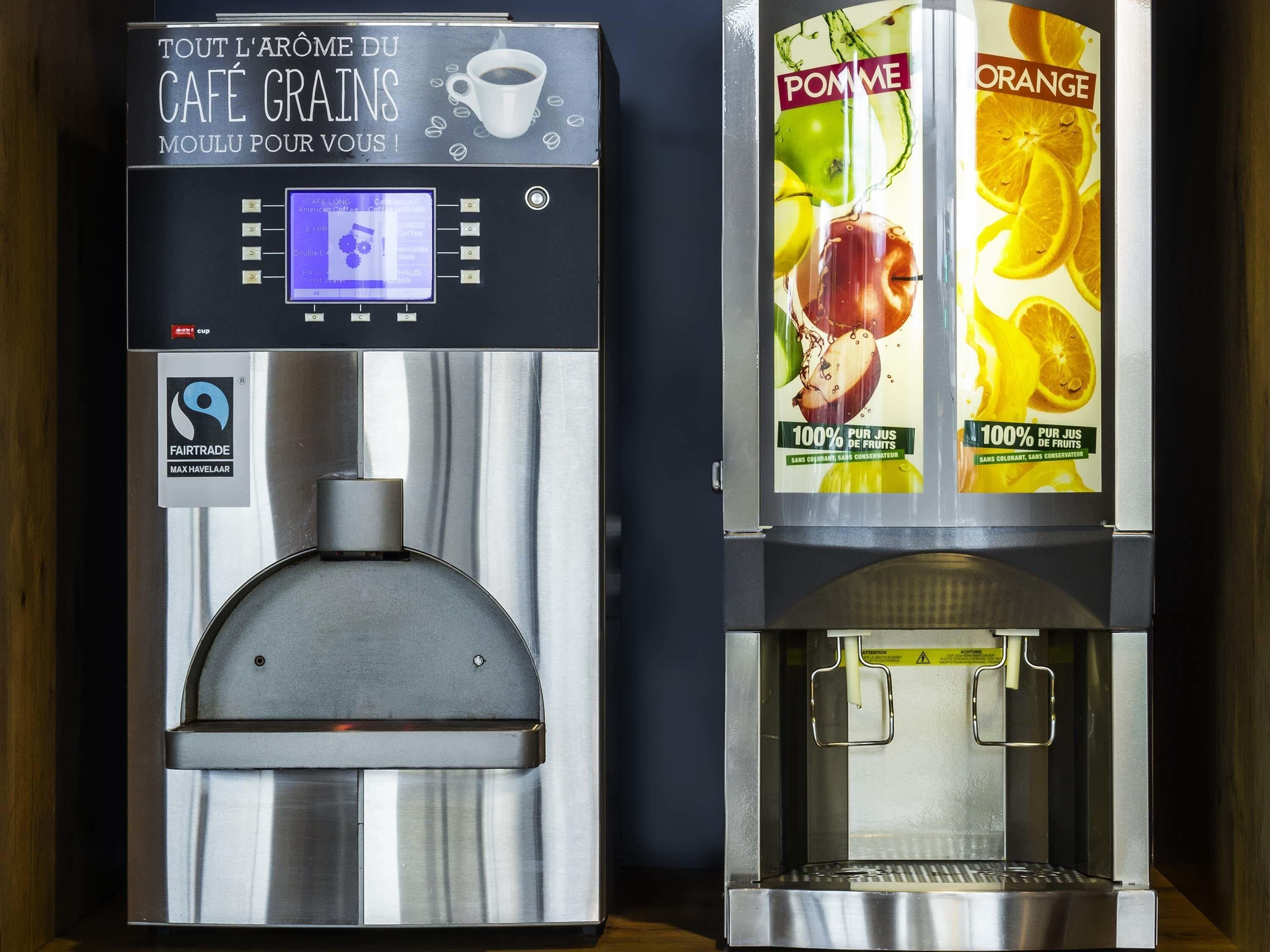 Dos máquinas de café con etiquetas para las opciones 'Pomme' y 'Orange', y el logotipo de Comercio Justo.