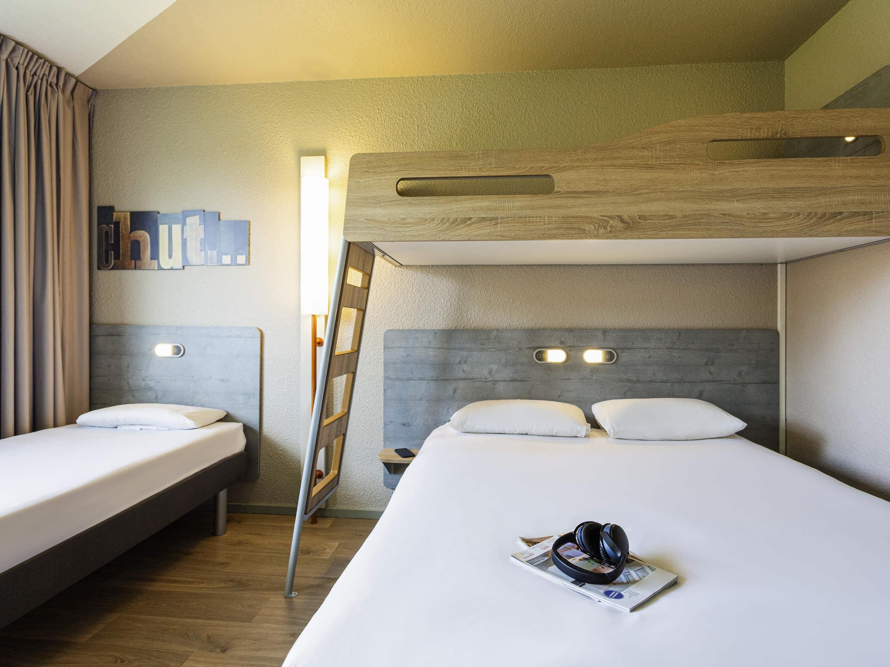 Schreibtisch, laptopgeeigneter Arbeitsplatz, Verdunkelungsvorhänge