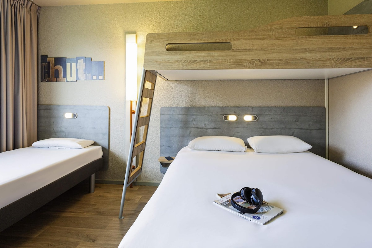 Escriptori, espai de treball apte per a portàtils i cortines opaques