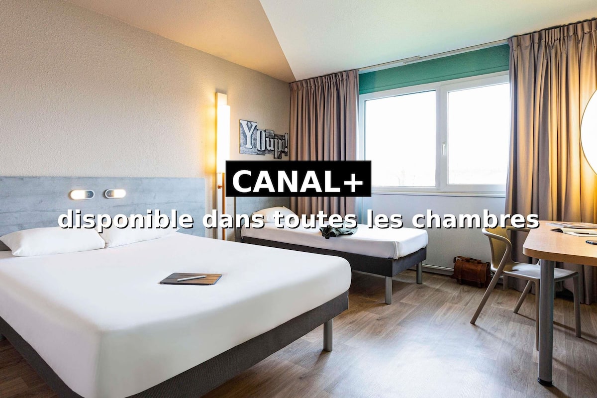 Chambre triple, 1 lit double | Bureau, espace de travail pour ordinateurs portables