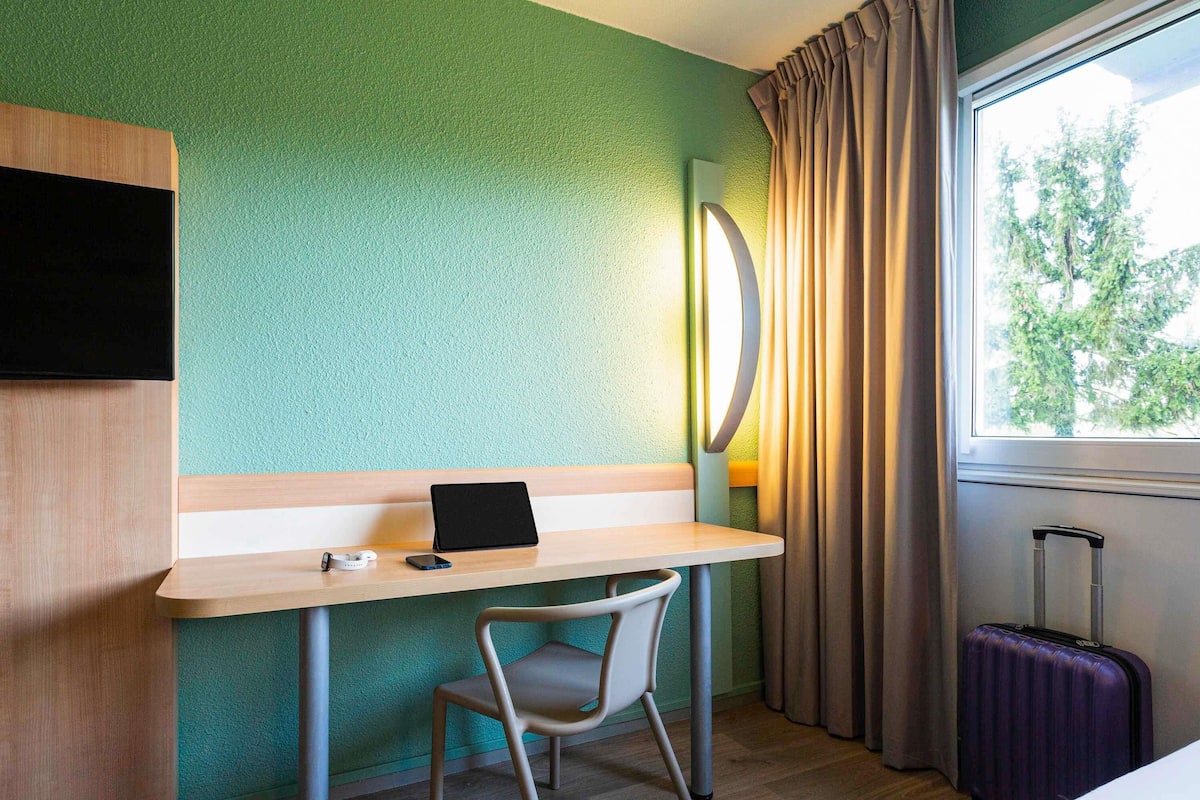 Habitació triple, 1 llit doble | Escriptori, espai de treball apte per a portàtils i cortines opaques