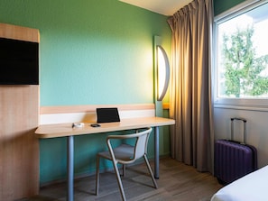 Triple Room, 1 Double Bed | Desk, laptop workspace, blackout drapes, soundproofing